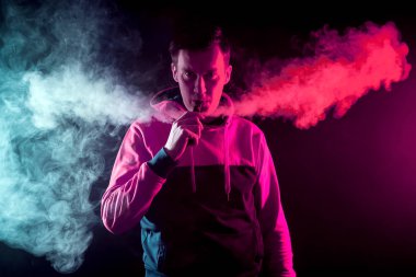 Kim büyük bir clou nefes yakışıklı bir genç adam portresi