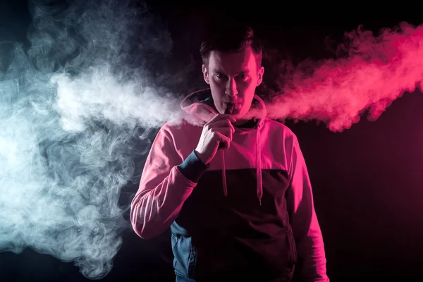 Unga Snygga Manliga Rökare Tröja Rökning Vape Och Runt Ett — Stockfoto