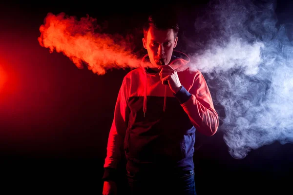 Joven Fumador Masculino Con Estilo Una Sudadera Está Fumando Vapor — Foto de Stock