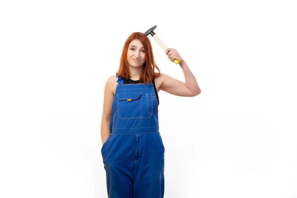 Uma Jovem Mulher Ruiva Uma Camiseta Preta Construção Azul Sorrisos — Fotografia de Stock