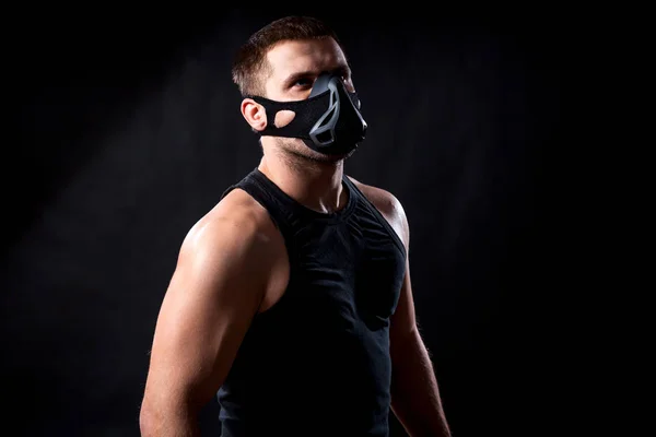 Portrét Mladý Atletický Muž Sobě Sportovní Košili Tréninkovou Maskou Černém — Stock fotografie