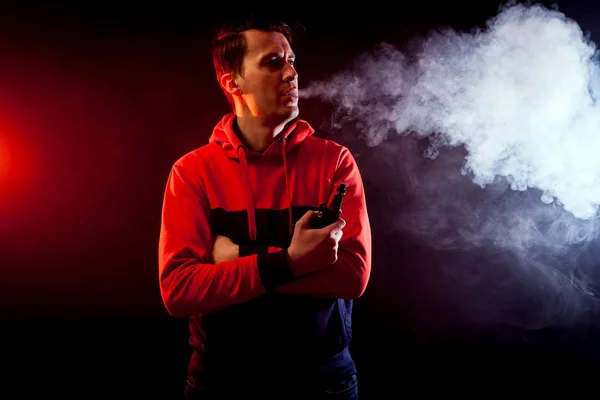Joven Fumador Masculino Con Estilo Una Sudadera Sopla Gran Nube — Foto de Stock