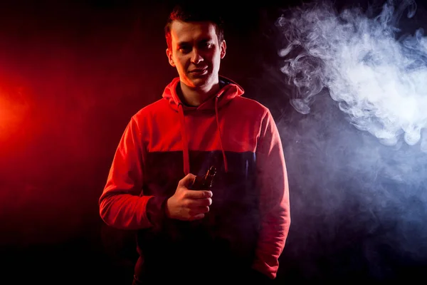 Hombre Sostiene Cigarrillo Electrónico Vapor Sobre Fondo Humo Rojo Blanco — Foto de Stock