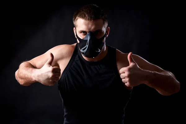 Mladý Atletický Muž Boxer Sportovní Tričko Školení Černá Maska Ukazuje — Stock fotografie