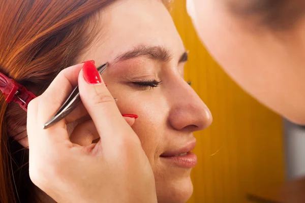 Primer Plano Maquillaje Artista Arranca Sus Pinzas Cejas Joven Pelirroja — Foto de Stock