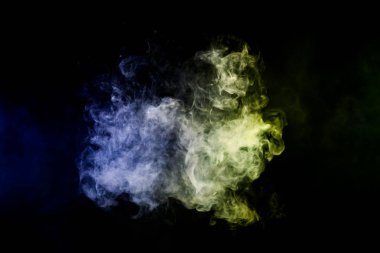 Mavi ve yeşil duman bulutu arka plan izole. Arka plandan vape duman