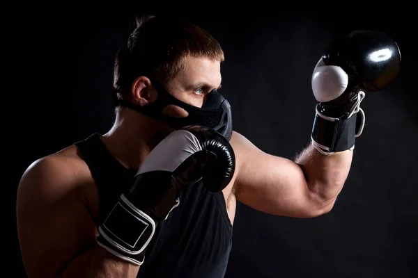 Sportovní Modrooký Mladík Černém Sportovní Tričko Nosí Boxerské Rukavice Maska — Stock fotografie