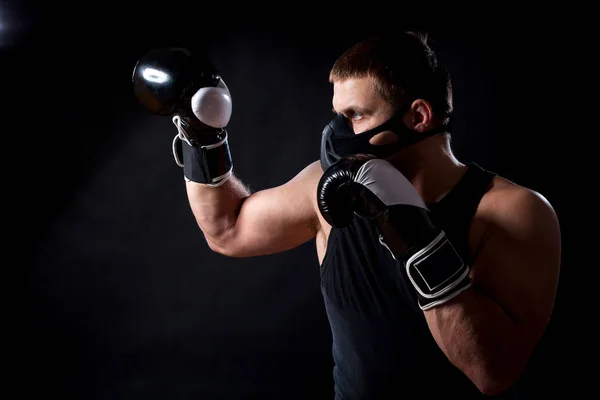 Joven Hombre Deportivo Ojos Azules Deportes Camiseta Negra Con Guantes —  Fotos de Stock