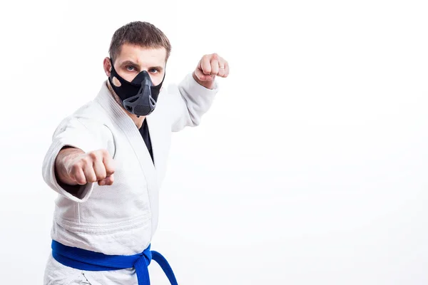 Jovem Lutador Quimono Branco Com Cinto Azul Para Judô Jujitsu — Fotografia de Stock