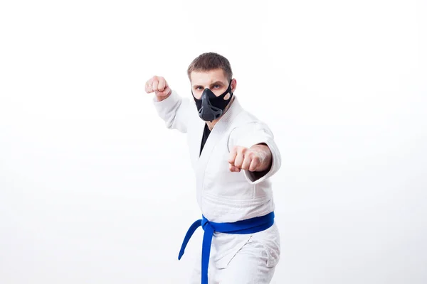 Jovem Lutador Quimono Branco Com Cinto Azul Para Judô Jujitsu — Fotografia de Stock
