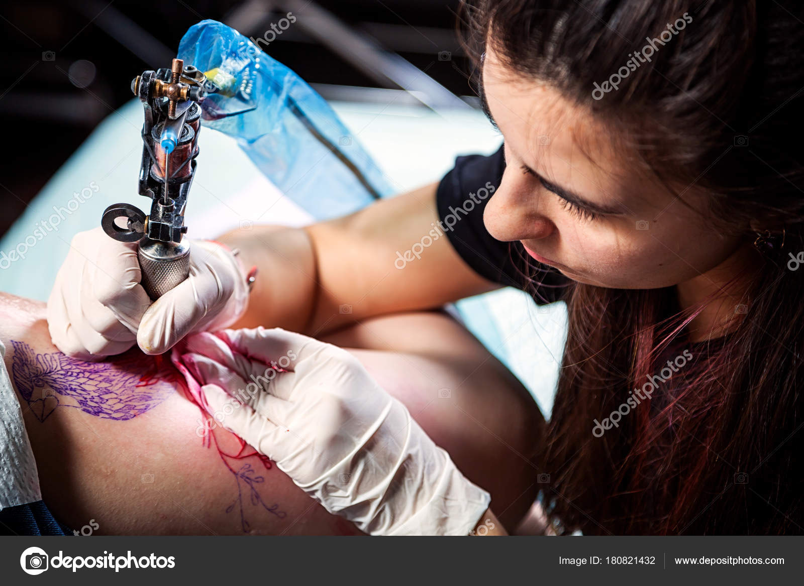 Maître Tatouage Belle Femme Brune Fait Tatouage Petit Oiseau