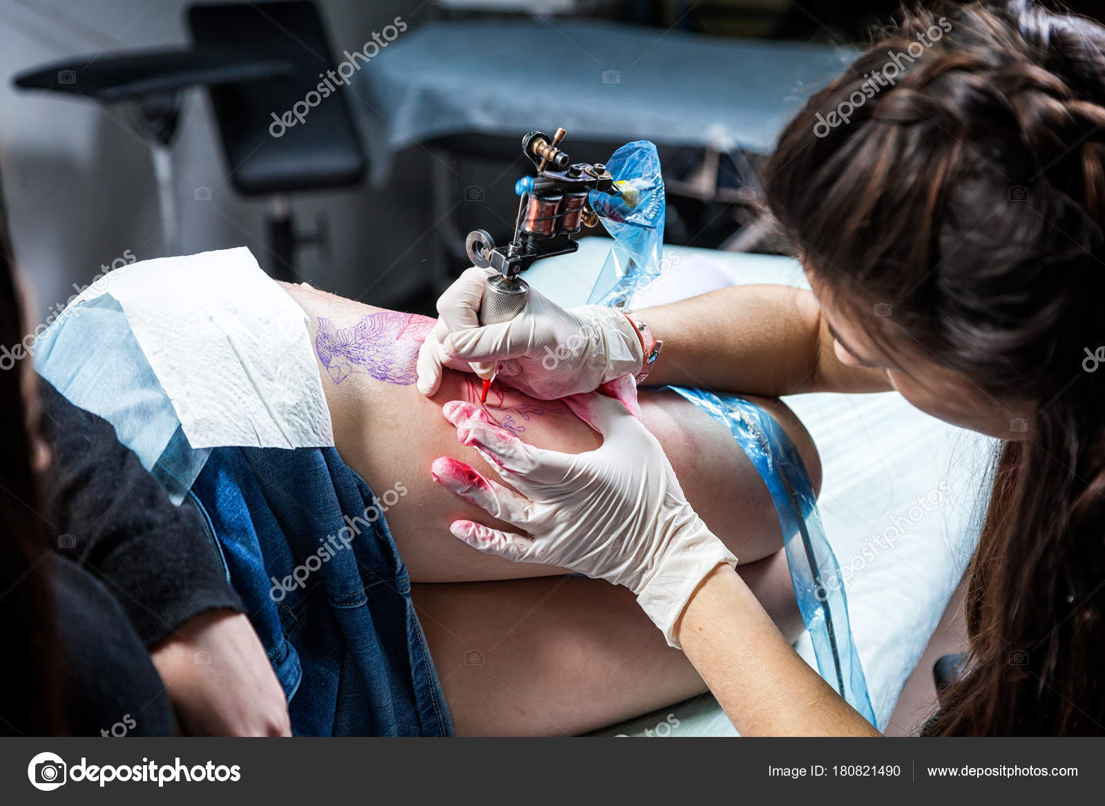 Tatoueur Belle Femme Brune Dessiner Tatouage Petit Oiseau