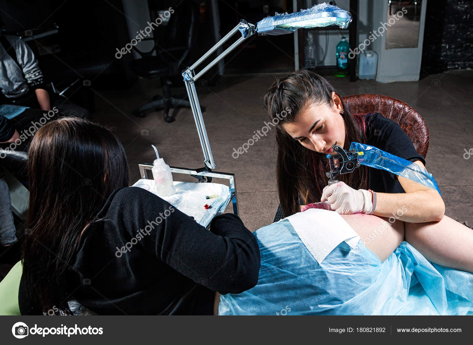 Maître Tatouage Femme Aux Cheveux Sombres Faisant Tatouage