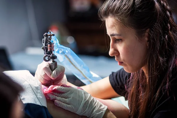 Mestre Tatuagem Mulher Cabelos Escuros Jovem Fazendo Tatuagem Pequeno Pássaro — Fotografia de Stock