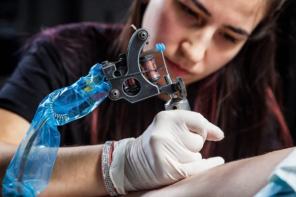 Bonito Artista Tatuagem Mulher Cabelos Escuros Desenhando Uma Tatuagem Para — Fotografia de Stock