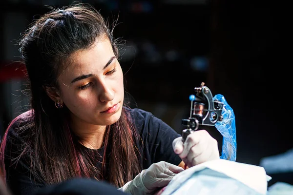 Közeli Női Professzionális Tetováló Mester Csinál Egy Kis Madárka Tetoválás — Stock Fotó