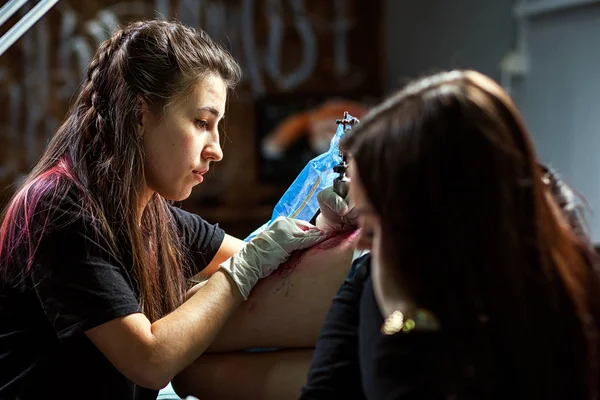 Mulher Artista Tatuagem Profissional Fazendo Tatuagem Pequeno Pássaro Mama Tintas — Fotografia de Stock