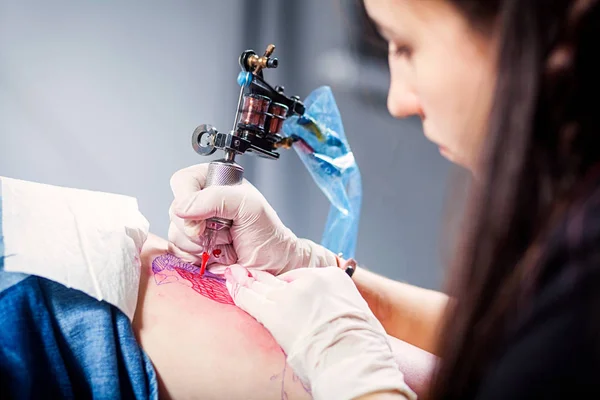 Close Uma Mulher Tatuagem Mestre Fazendo Tatuagem Pequeno Pássaro Mama — Fotografia de Stock