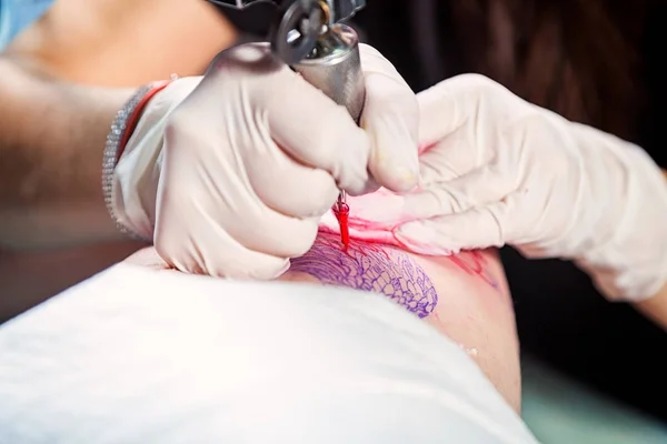 Close Mestre Tatuagem Jovem Mulher Luvas Estéreis Faz Uma Tatuagem — Fotografia de Stock