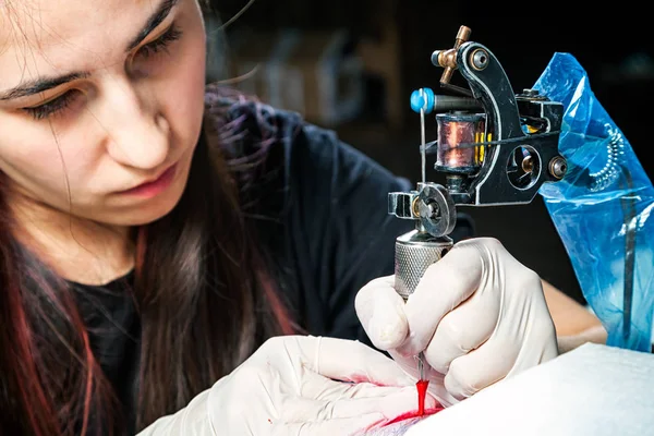 Close Tatuagem Artista Demonstra Processo Obtenção Tatuagem Vermelha — Fotografia de Stock