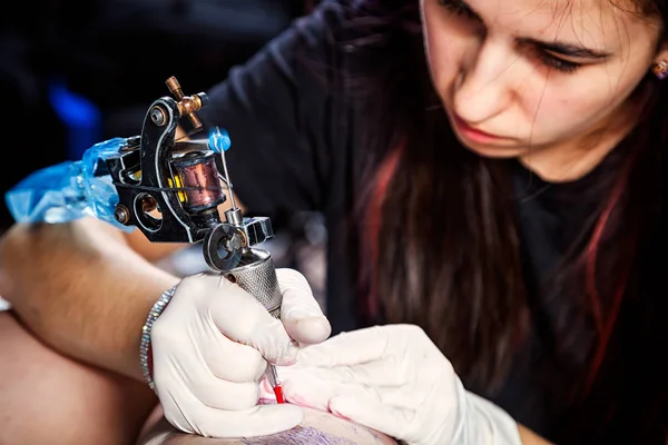 Feche Mãos Com Máquina Fazendo Tatuagem Pássaro Fêmur Mulher — Fotografia de Stock