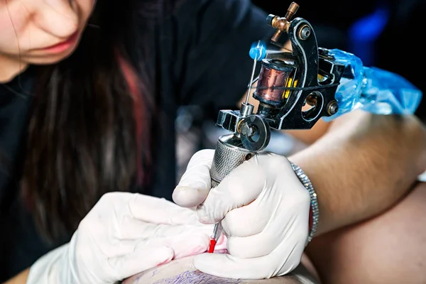 Feche Mãos Com Máquina Fazendo Tatuagem Pássaro Fêmur Mulher — Fotografia de Stock