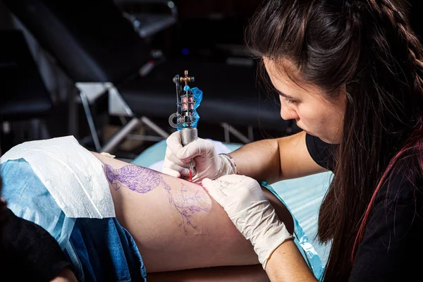 Close Tatuador Profissional Faz Uma Tatuagem Fêmur — Fotografia de Stock