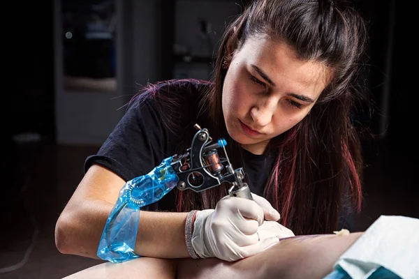 Profesionální Tatér Provede Tetování Stehenní Kosti — Stock fotografie