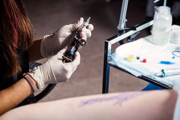 Close Tattoo Artist Work Preparing Needle Tattoo Machine — Stock Photo, Image