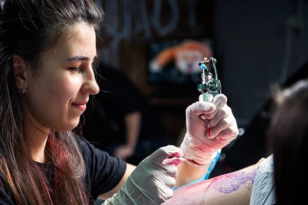 Retrato Uma Mulher Tatuagem Mestre Mostrando Processo Criação Tatuagem — Fotografia de Stock