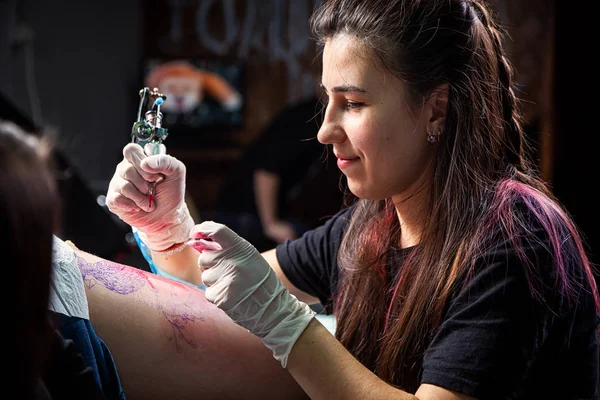 Retrato Uma Mulher Tatuagem Mestre Mostrando Processo Criação Tatuagem — Fotografia de Stock