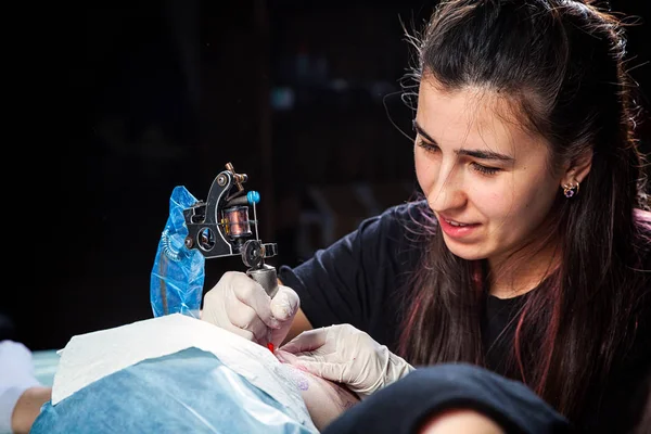 Tatuagem Profissional Artista Mulher Faz Uma Tatuagem Fêmur Uma Jovem — Fotografia de Stock