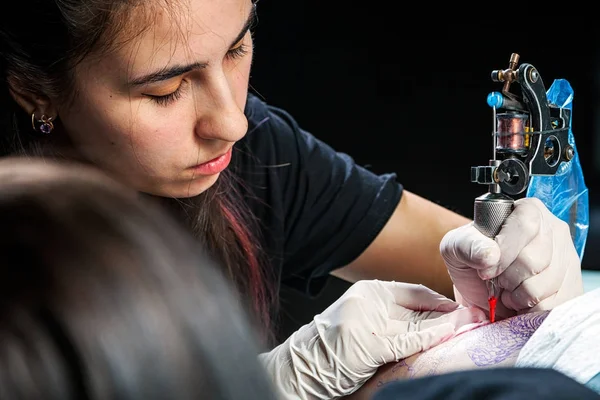 Tatuagem Mestre Desenha Tinta Vermelha Tatuagem Dos Clientes Tatuagem Artista — Fotografia de Stock