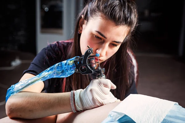 Tatuagem Fazendo Por Artista Profissional Tatuar Mulher Corpo Usando Máquina — Fotografia de Stock