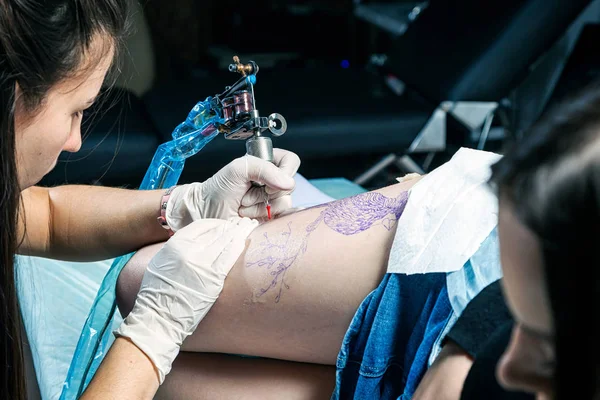 Retrato Mestre Tatuagem Mulher Mostrando Processo Tatuagem Criação Fêmur Sob — Fotografia de Stock