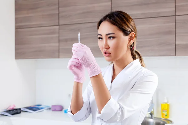 Przygotowuje Zbliżenie Młoda Kobieta Azite Lekarz Kosmetyczka Biały Fartuch Rękawice — Zdjęcie stockowe