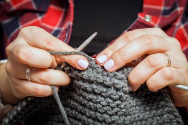 Bir kadın bir ekose gömlekli Close-Up gri gri yün kazak ile dokuma kumaşlar