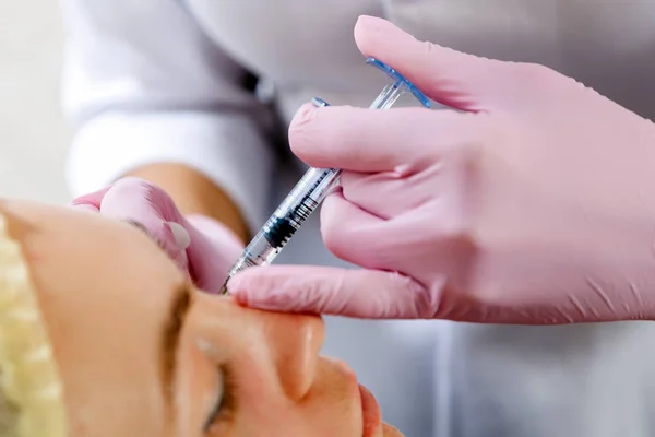 Närbild Kosmetolog Injicerar Botox Injektion Kindbenen Ung Kvinna Att Korrigera — Stockfoto