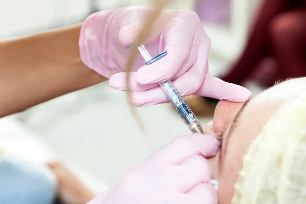 Egy Női Kozmetikushoz Intravénás Injekciót Botox Helyes Alakját Egy Fiatal — Stock Fotó