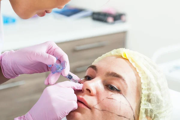 Közeli Kép Egy Sötét Hajú Egy Ázsiai Kozmetikus Fecskendővel Botox — Stock Fotó