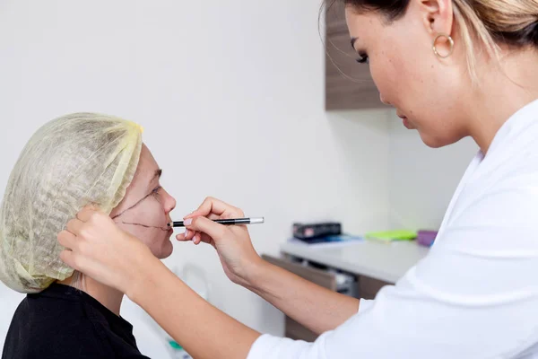 Joven Cirujana Plástica Haciendo Marca Cara Mujer Antes Cirugía Plástica — Foto de Stock