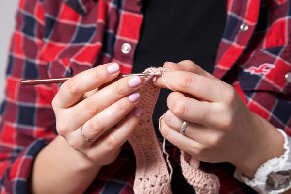 Zbliżenie Mężatka Plaid Shirt Zegarem Biały Dzianiny Różowym Wieczkiem — Zdjęcie stockowe