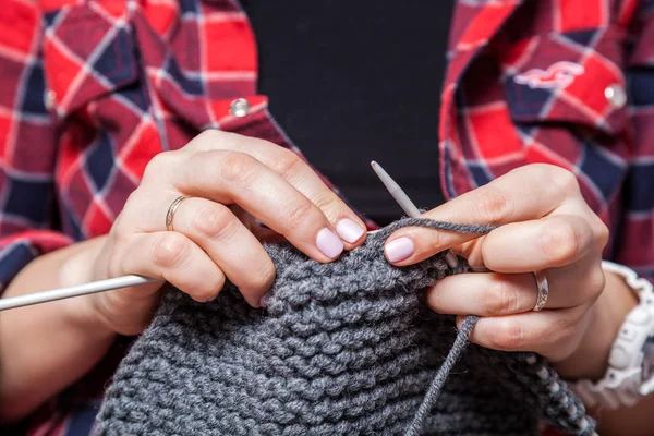 Primer Plano Una Mujer Una Camisa Cuadros Teje Con Suéter — Foto de Stock