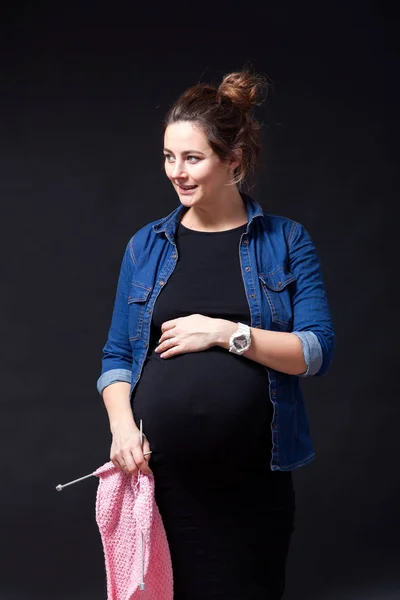 Gelukkig Jongedame Zwangere Vrouw Glimlachend Houden Handen Van Niet Afhankelijke — Stockfoto