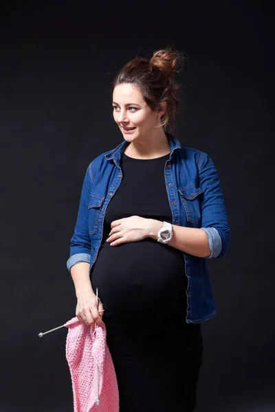 Jeune Femme Heureuse Femme Enceinte Souriant Tenant Dans Les Mains — Photo