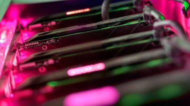 Yakın çekim bitcoin incelemesi için çalışan bilgisayarın grafik kartı