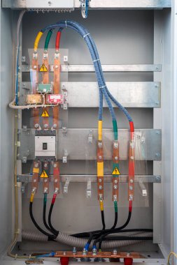 Bitcoin madenciler dizi kablolu raflar kurmak