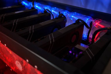Yakın çekim bitcoin incelemesi için çalışan bilgisayarın grafik kartı