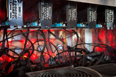 Yakın çekim ekipman için araştırma Kripto-bitcoin, eter. Video kartları, anakartlar