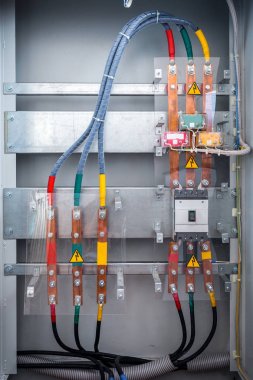 Bitcoin madenciler dizi kablolu raflar kurmak